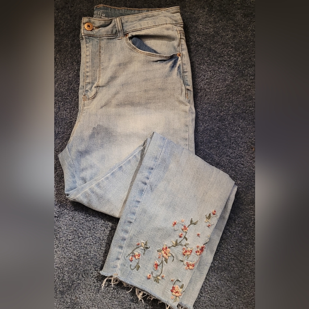 Women's Plus size Jeans. Capri. Size 14. Time and Tru. Cute with flower
